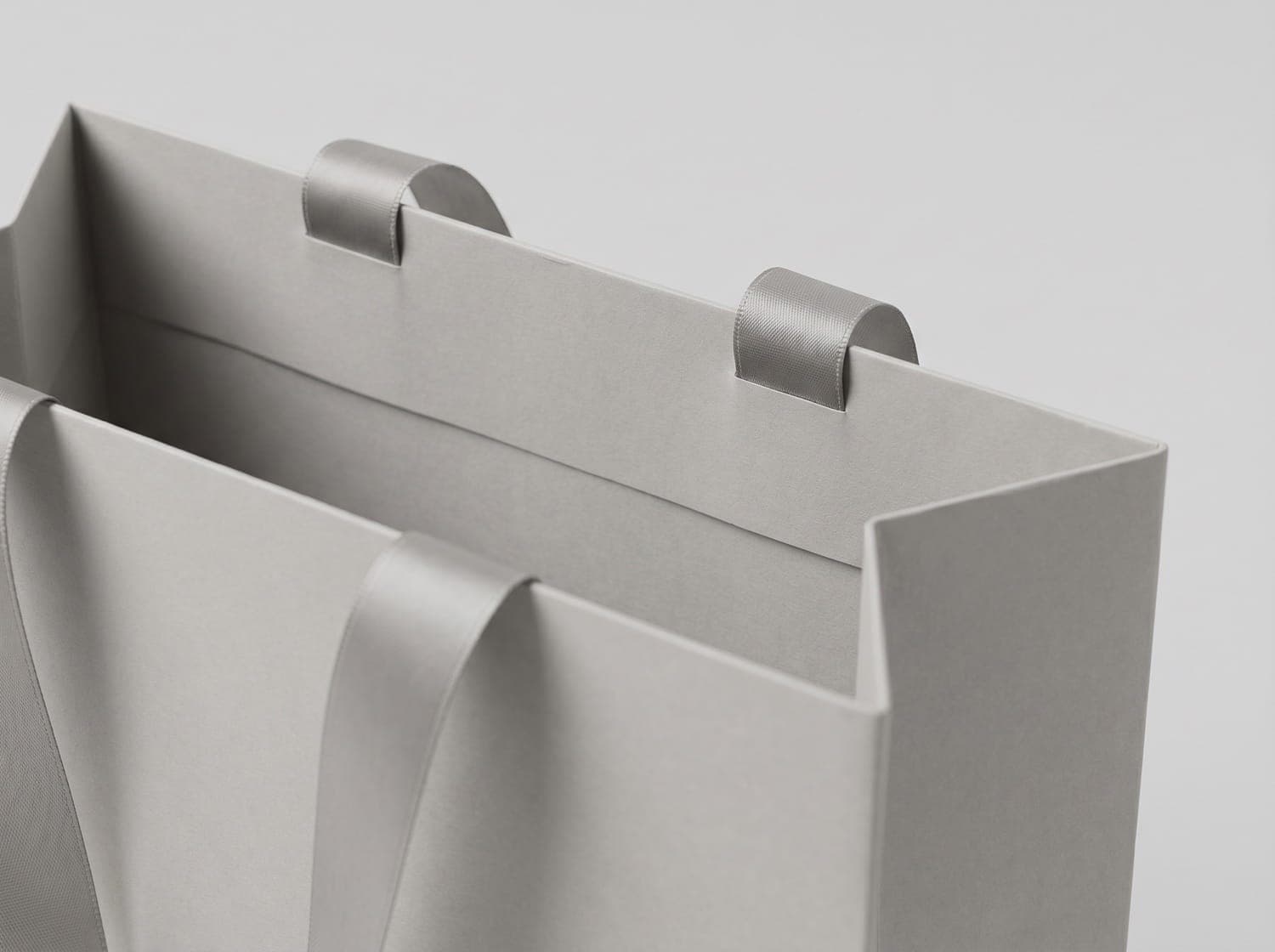 Paper bag — rim / handle close-up